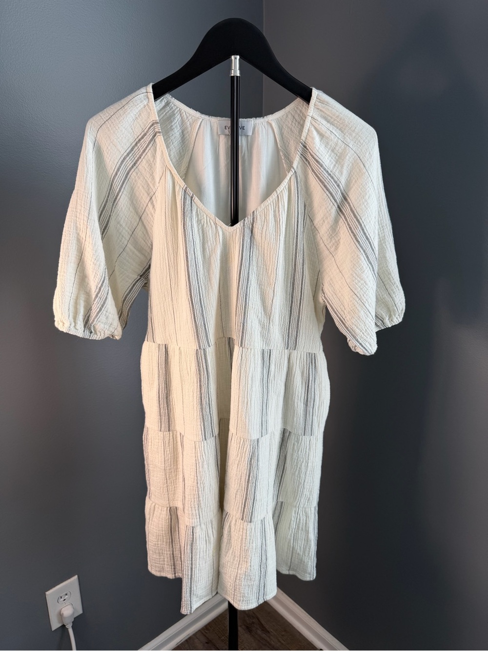 Evereve Cream V-Neck Lightweight Blouse